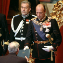Stortingspresident Jo Benkow gir dokumentene til Kongen (Foto: Inge Gjellesvik NTB / Scanpix)